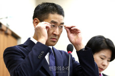 안경 만지는 존 리 구글코리아 사장[포토]