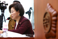 답변하는 진선미 여성가족부 장관[포토]