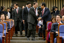 소속 의원들과 인사하는 김병준[포토]