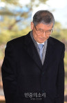 고개숙이며 출석하는 고영한 전 대법관[포토]