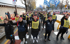 청와대 앞에 모인 자동차판매점 비정규직 노동자들[포토]