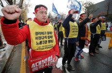 비정규직 철폐 촉구하는 자동차판매점 노동자들[포토]