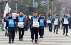 정부서울청사에서부터 청와대까지 서명 들고 행진하는 전교조[포토]