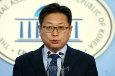 세무사신창현사무소 | 기자회견하는 신창현[포토]