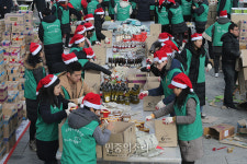 청정원 나눔상자 포장 중[포토]