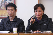 눈물 흘리는 태안화력발전소 사망 김군의 부모님들[포토]