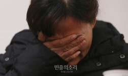 눈물 흘리는 태안화력발전소 사망 김군의 어머니[포토]