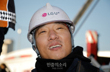 바닥에 내려온 고공농성자의 미소[포토]