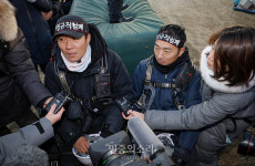 지상에 내려와 인터뷰하는 철탑 고공농성자들[포토]