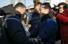 한겨울의 고공농성이 걱정됐던 조합원들[포토]