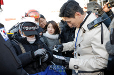 철탑에서 내려와 집시법 위반 경찰서 출석 고지받는 고공농성자[포토]