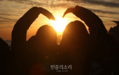 황금돼지해 친구의 우정[포토]