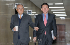 선관위 회의 참석하는 박관용 위원장-김석기 부위원장[포토]