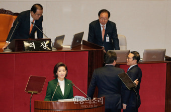 나경원 “김정은 수석대변인” 연설에 아수라장 된 국회 본회의장