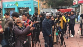 [현장 스케치] ‘전두환 구속하라’ 외친 초등학교 몰려간 보수단체