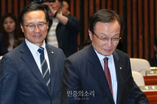 의총 참석하는 이해찬-홍영표[포토]