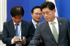 당정협의 참석하는 홍영표-이용선-홍영표[포토]