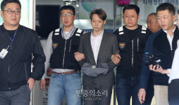 경찰 유치장을 나와 검찰로 송치되는 박유천[포토]