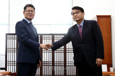 대북 식량지원 보고차 국회 방문한 김연철 장관[포토]