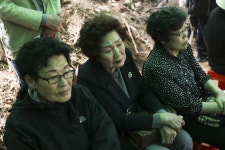 “바로 여기가 할아버지, 어머니, 젖먹이 여동생이 학살당한 곳이다”