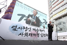 추도사하는 김중배[포토]