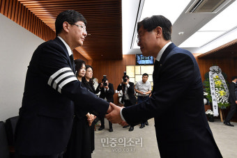 고 이희호 여사 유족들 위로하는 이재명 지사[포토]