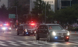 청와대로 향하는 트럼프 전용차 ‘비스트’[포토]