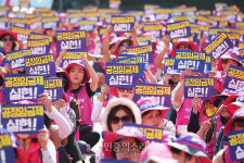 “차별 철폐” 총파업 비정규직, 부산시청서 결의대회
