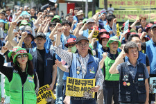“차별 철폐” 총파업 비정규직, 부산시청서 결의대회