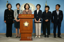 기자회견하는 박순자[포토]