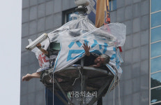 “삼성은 죽일 셈인가! 강남역 사거리 한복판에 사람이 있다”