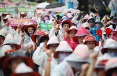 [현장] 투쟁 한 달, 빗속에 모인 톨게이트 요금수납원들 “우린 직고뿐”