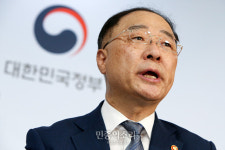 홍남기 ‘일본 무역보복 즉각 철회 강력히 촉구’[포토]