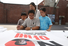 NO 아베 거리 조성에 참여하는 가족들[포토]