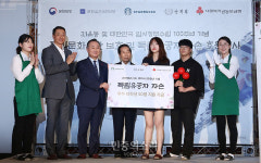 독립유공자 자손들에게 장학금 전달하는 스타벅스[포토]