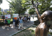 소녀상 곁을 지나는 숭실 중고등학생들[포토]
