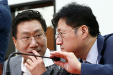 대화하는 홍익표-양정철[포토]