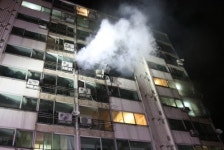 전북 군산 아파트서 화재…70대 1명 화상