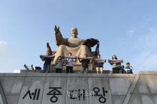 세종대왕 동상 위 미국 규탄 기습시위[포토]