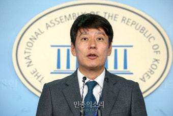 브리핑하는 한민수 국회대변인[포토]
