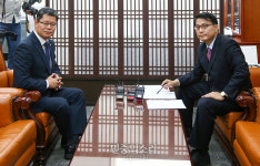 ‘북, 금강산 남측 건물 철거’ 관련 현안보고 받는 윤상현[포토]