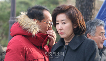 황교안 단식 천막 앞에서 나경원 원내대표 김도읍 의원 대화 중[포토]