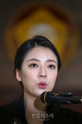 ‘황 대표 대국민 호소문’ 대독하는 배현진[포토]