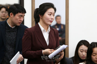 최고위원회의 참석하는 이경 부대변인[포토]