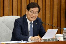 질의하는 신동근[포토]