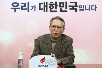 공천관리위원 명단 발표하는 김형오[포토]