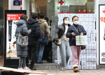 신종 코로나바이러스 감염증으로 대량 마스크 사는 관광객들[포토]