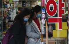 약국에서 마스크 구매하는 관광개들[포토]