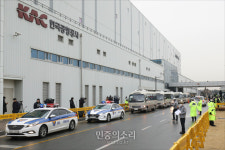 우한 교민들과 중국국적 가족들 임시격리시설로 출발[포토]