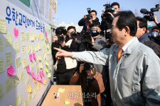 진천 주민들 메세지 확인하는 정세균 총리[포토]